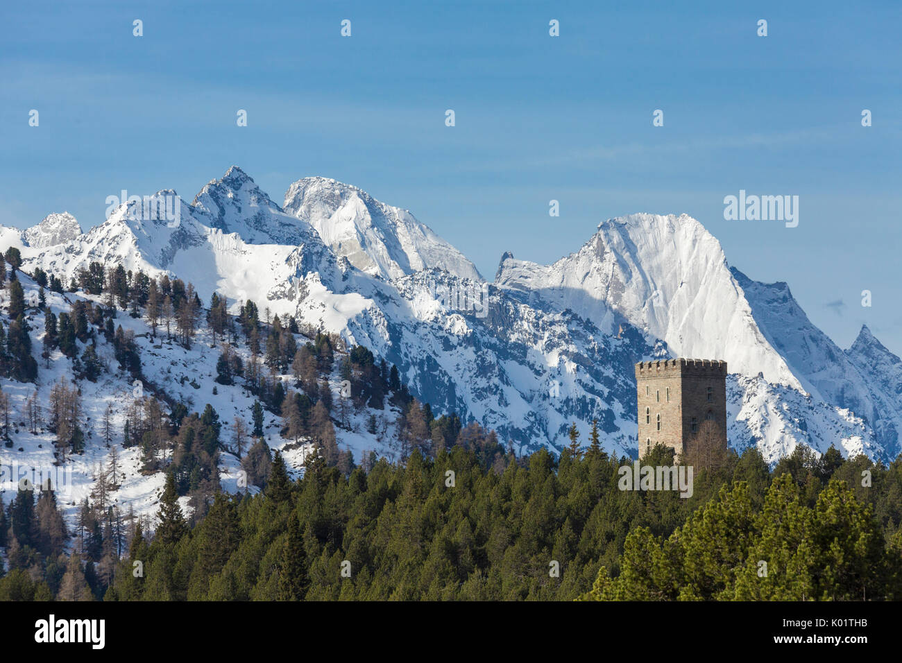 La tour Belvédère encadré par Piz Badile couverte de neige Maloja Bondasca Valley Canton des Grisons Engadine Suisse Europe Banque D'Images