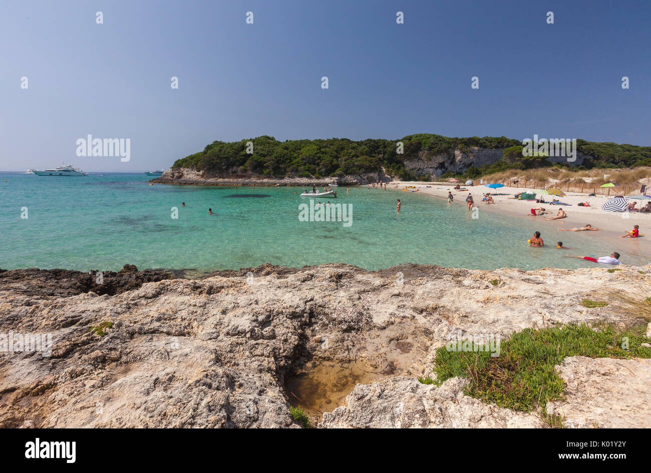 Les Roches Calcaires De La Mer Turquoise Et La Plage De