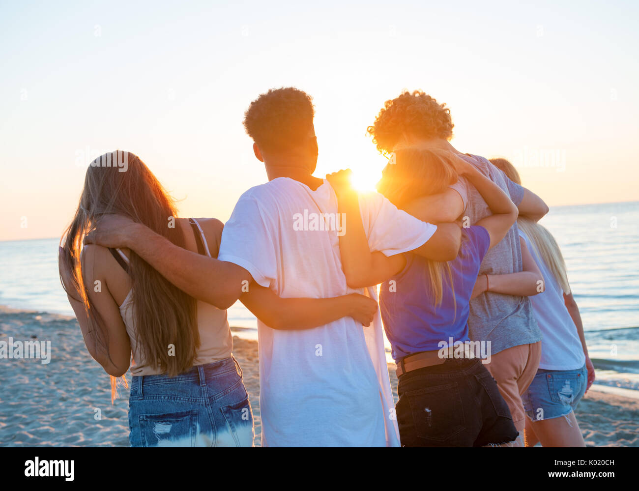 Groupe d'amis heureux de s'amuser à Ocean Beach Banque D'Images