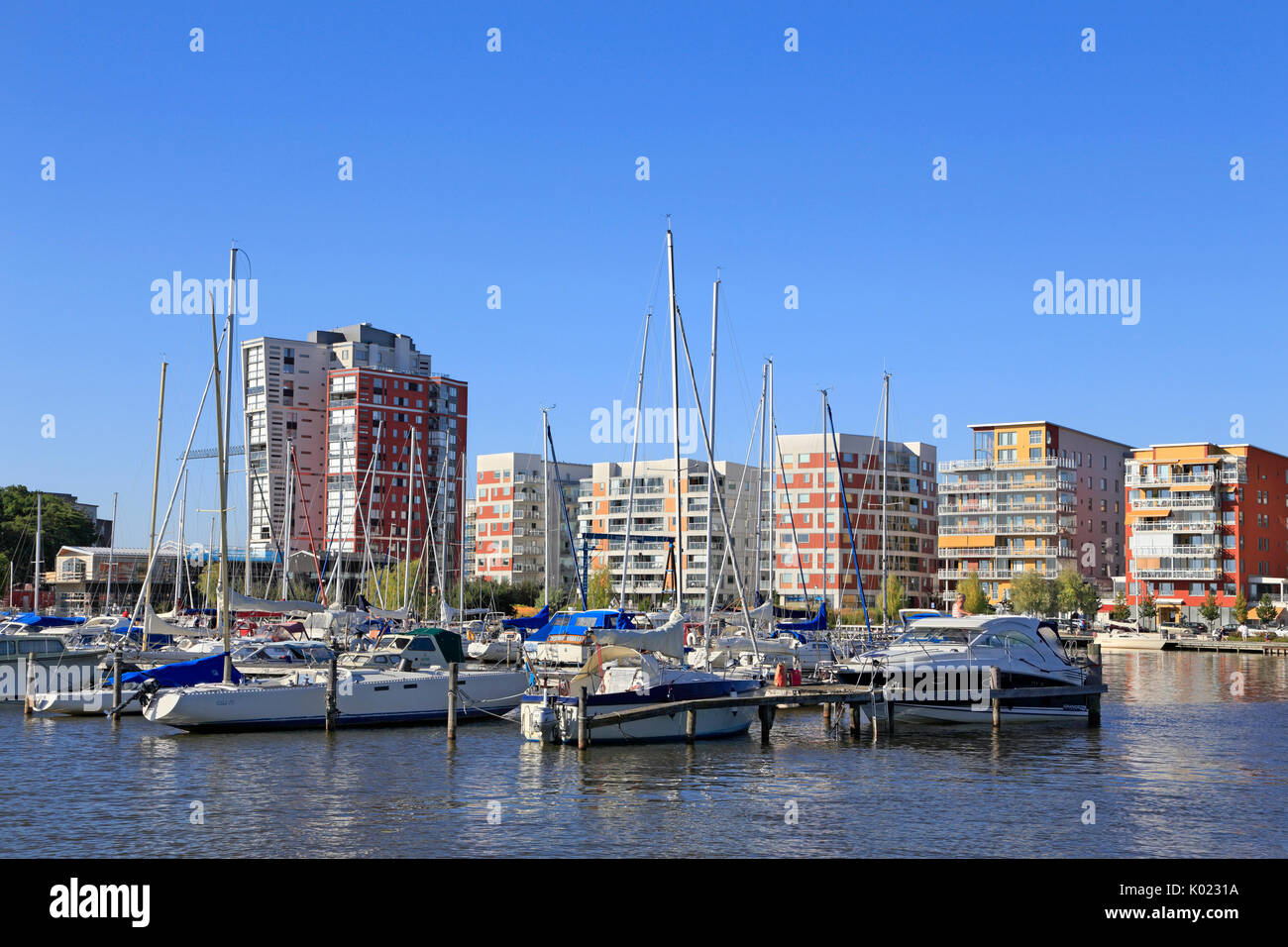 Petit bateau port avec des immeubles d'habitation modernes dans l'arrière-plan, Västerås, en Suède. Banque D'Images