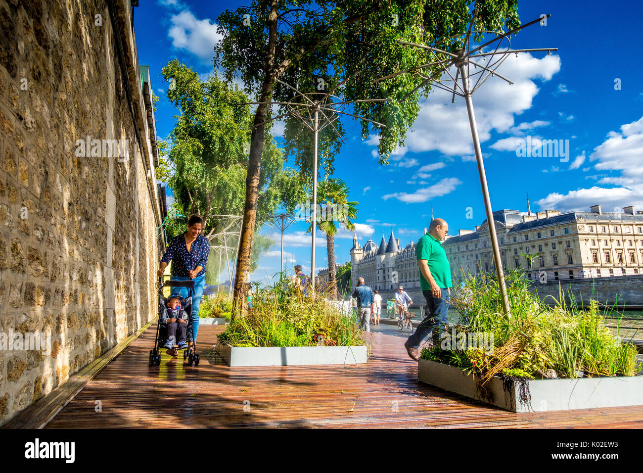 Aspersion d'eau fournir le soulagement de la chaleur de l'été au cours de l Paris Plages Banque D'Images