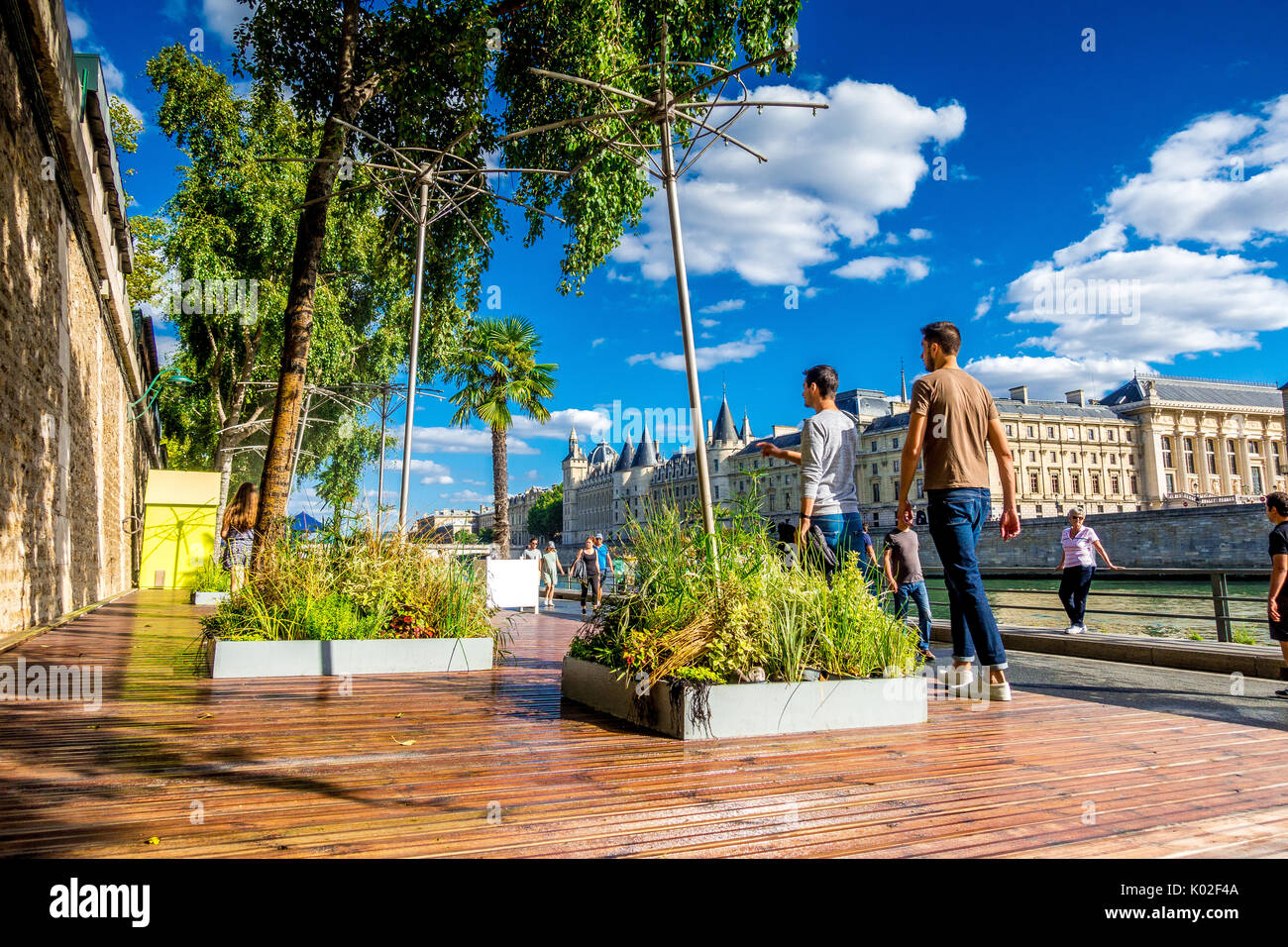 Aspersion d'eau fournir le soulagement de la chaleur de l'été au cours de l Paris Plages Banque D'Images