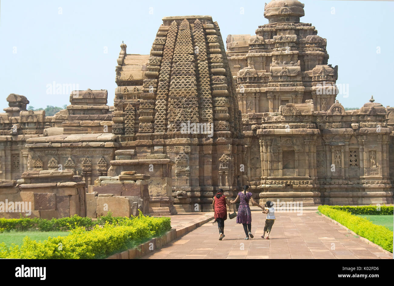 Trois sœurs désireux de visiter des temples à Pattadakal, District Bagalkot, Karnataka, Inde, Asie chargé sur 27juil17 accepté Banque D'Images