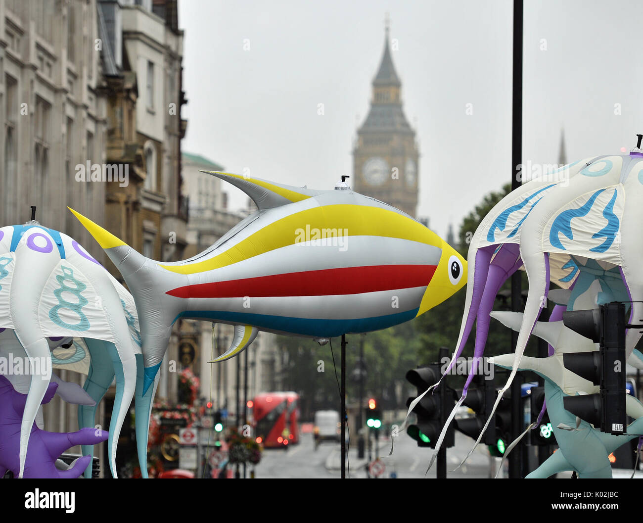 Les manifestants de Greenpeace avec des créatures de mer gonflable à partir de mars le Mall à Londres à BP siège à St James Square dans une protestation à propos de l'extraction du pétrole. Banque D'Images