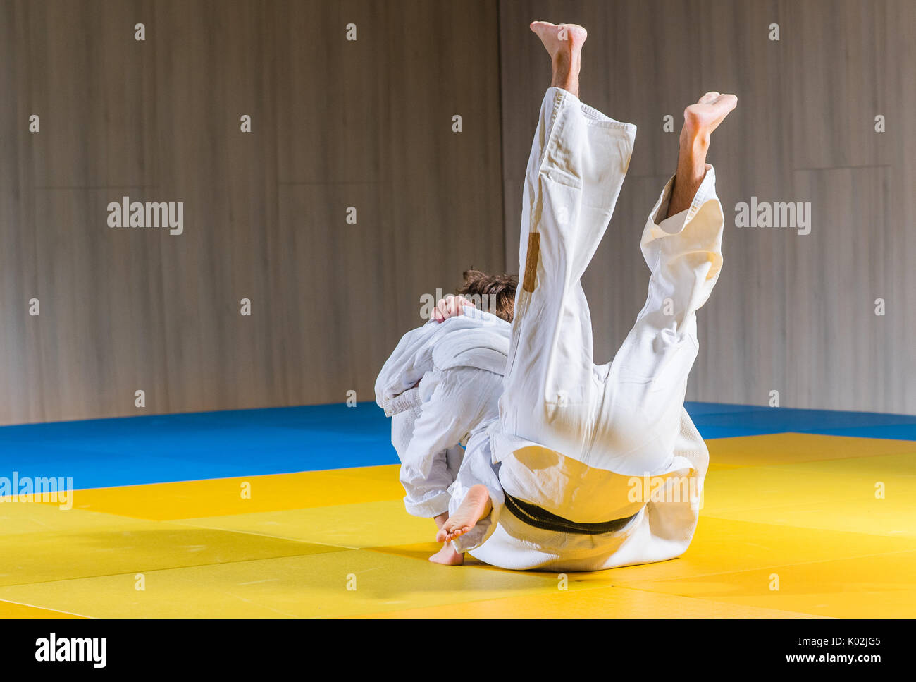 L'homme et jeune garçon sont la formation de jets de judo Banque D'Images