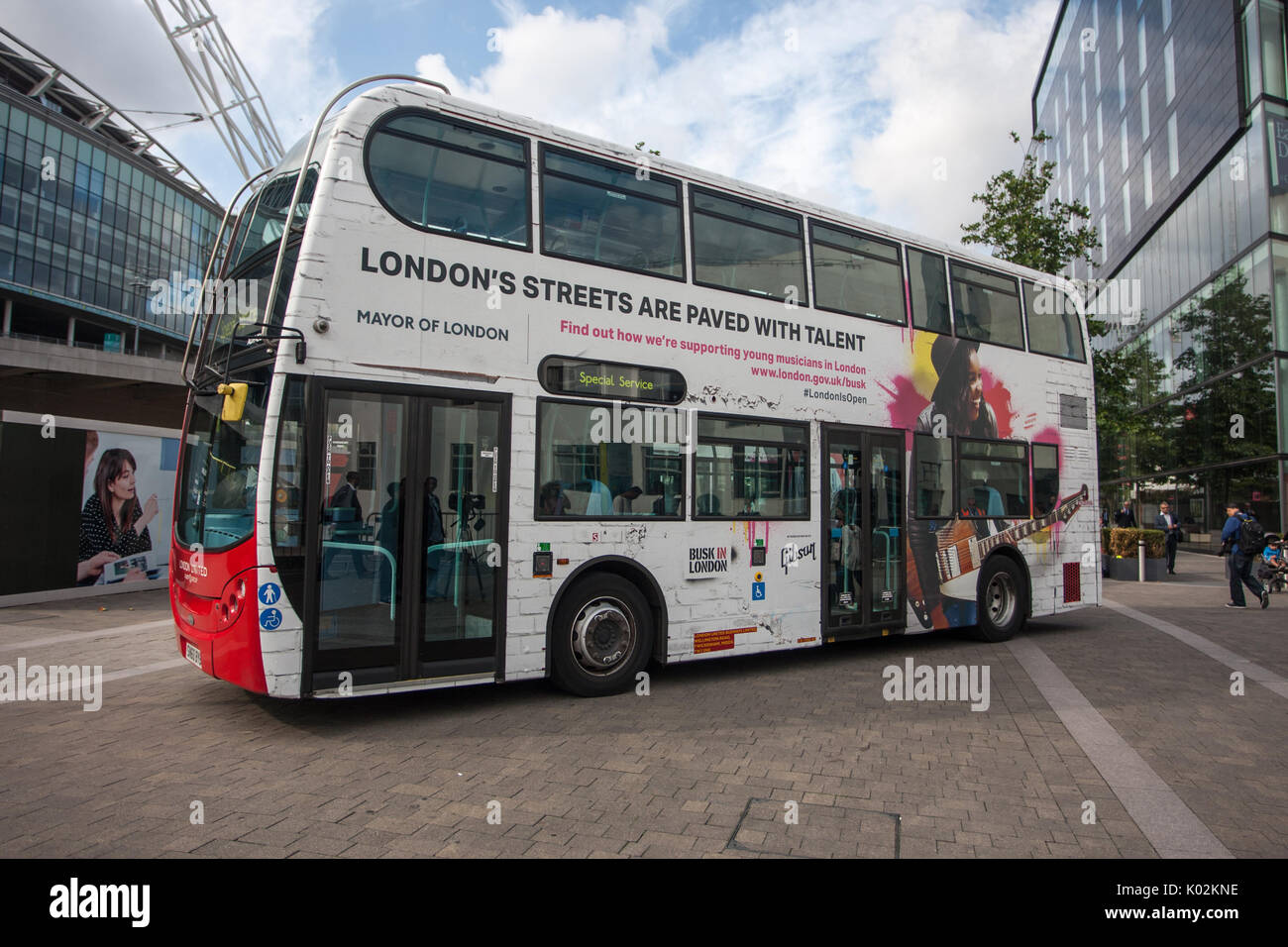 Le leader du groupe Dire Straits Mark Knopfler dévoile deux iconic London bus pour célébrer le lancement de concerts, en association avec Gibson, à la veille de la Journée internationale de la rue. De jeunes musiciens qui rivalisent pour être nommé la capitale le haut des amuseurs effectuera à bord de deux bus commandés spécialement pour ce week-end afin de souligner la Journée internationale de la rue, et d'engager la phase suivante de concerts, le maire de Londres aux spectacles annuels de la concurrence. Avec : Atmosphère, voir Où : London, England, United Kingdom Quand : 21 juillet 2017 : Crédit Wheatley/WENN Banque D'Images