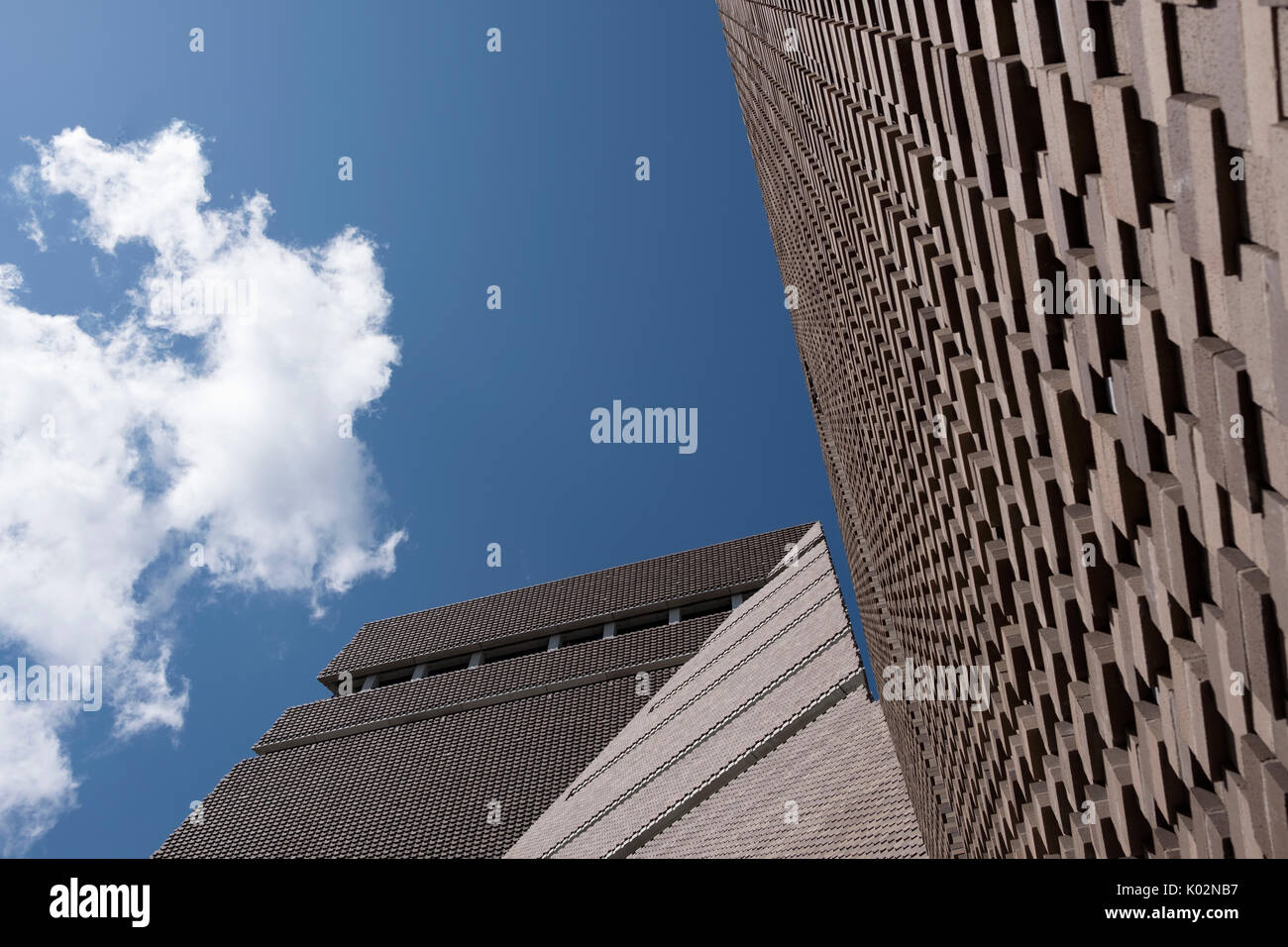 Low angle view of Tate Modern, mettre House Londres Banque D'Images