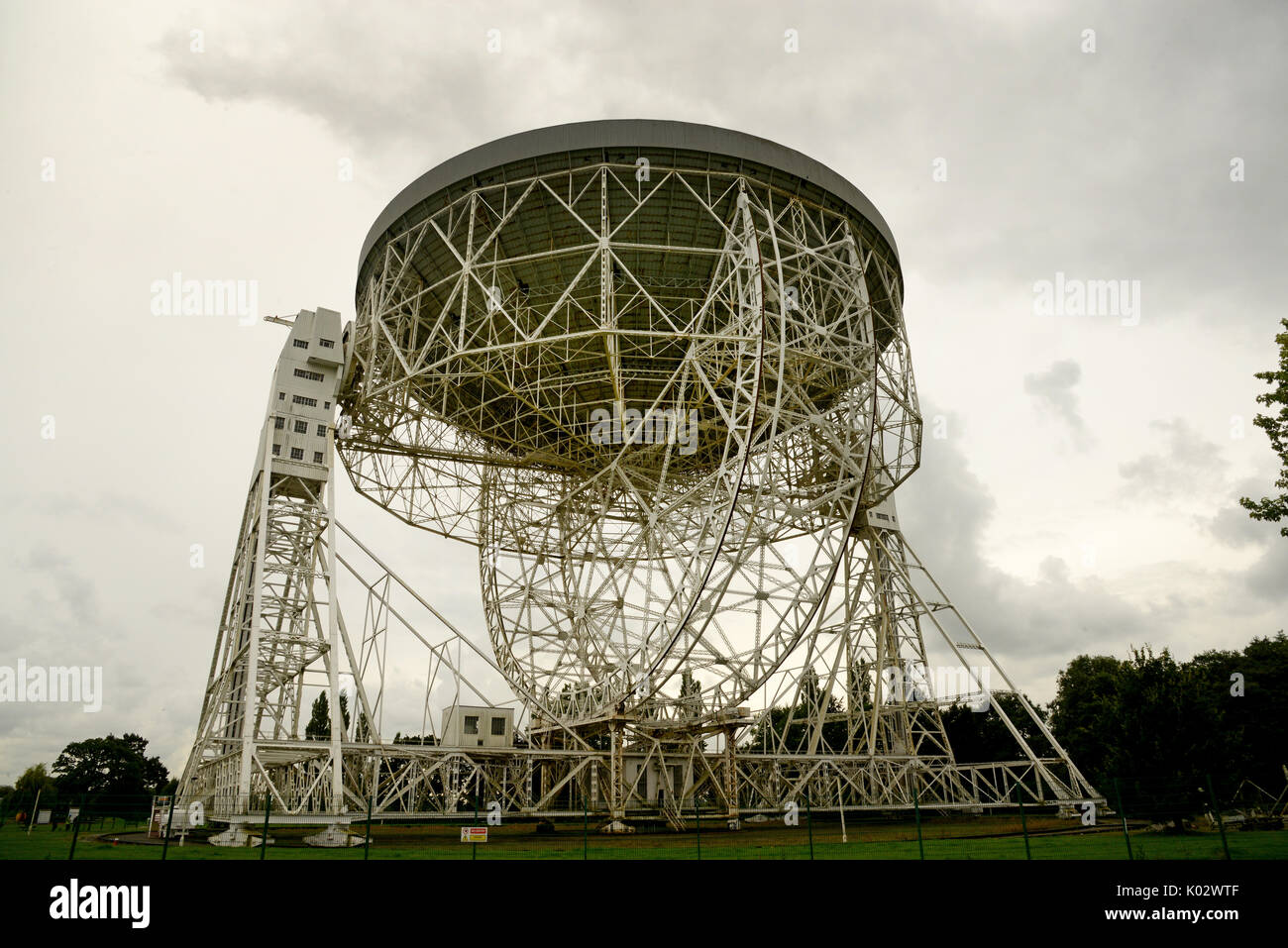 Le radiotélescope de l'observatoire de Jodrell Bank dans le Cheshire, Angleterre, qui fait partie de l'astrophysique dept de l'université de Manchester. Banque D'Images