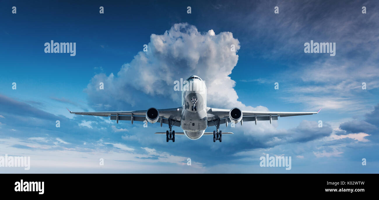 Bel avion. Paysage avec passager blanc est l'avion volant dans le ciel bleu avec des nuages à couvert 24. Billet d'arrière-plan. Airlin passager Banque D'Images