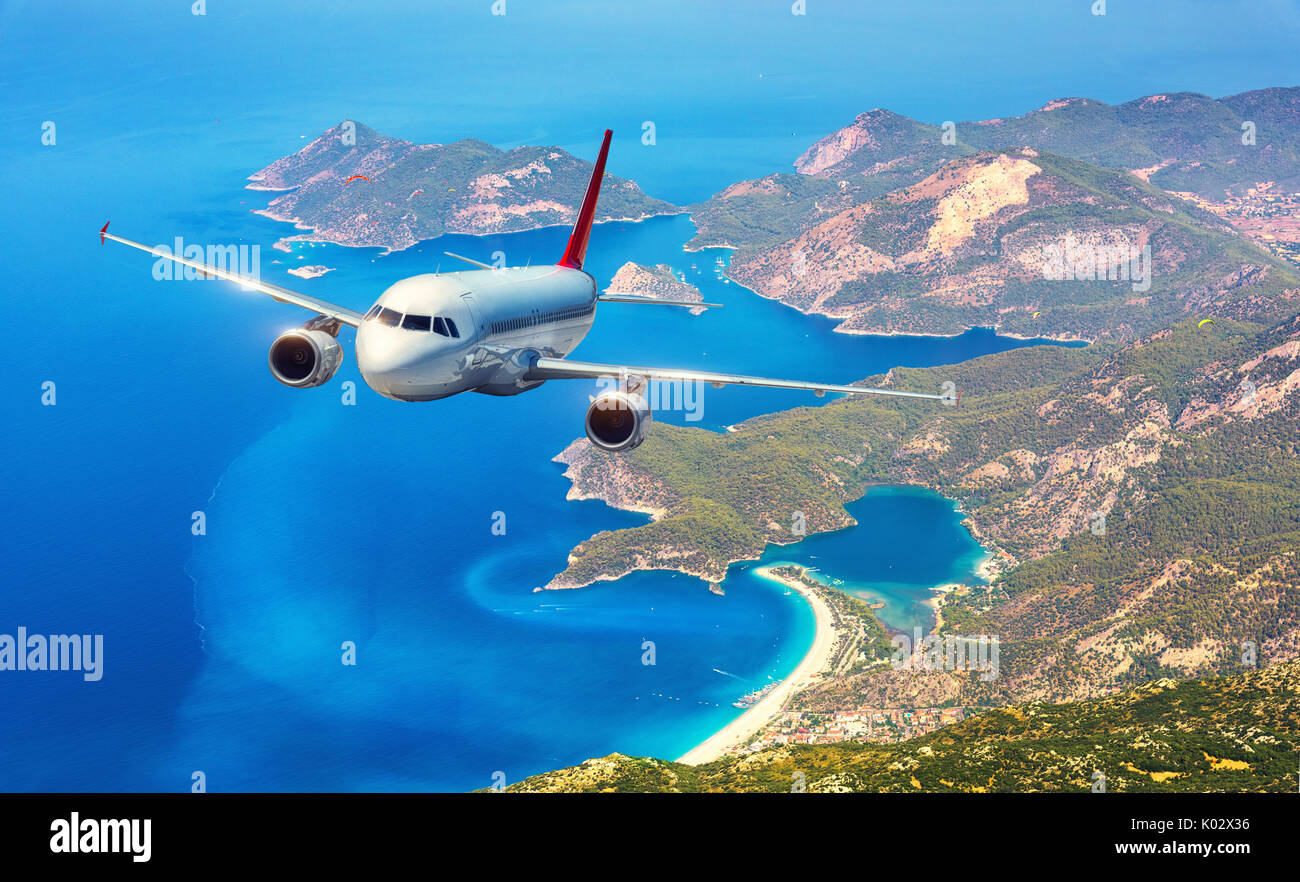 C'est avion survolant les îles étonnantes et mer méditerranée à bright day. Paysage avec montagnes, avion passager blanc et bleu de l'eau. Passen Banque D'Images