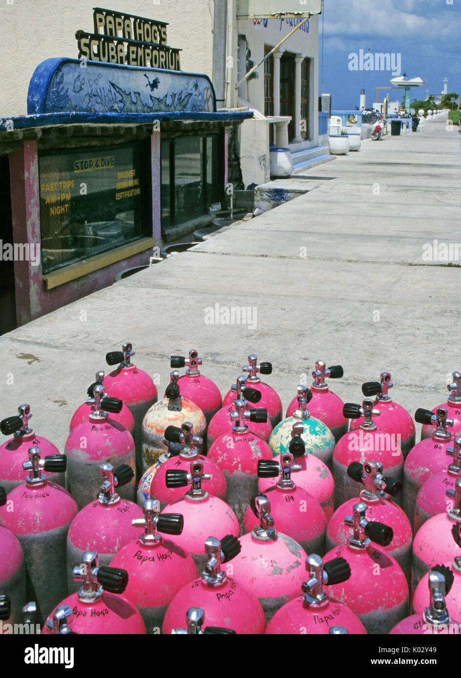 Réservoirs de plongée sous-marine à l'extérieur d'un magasin de plongée dans l'île de Cozumel - Yucatan - Mexique Banque D'Images