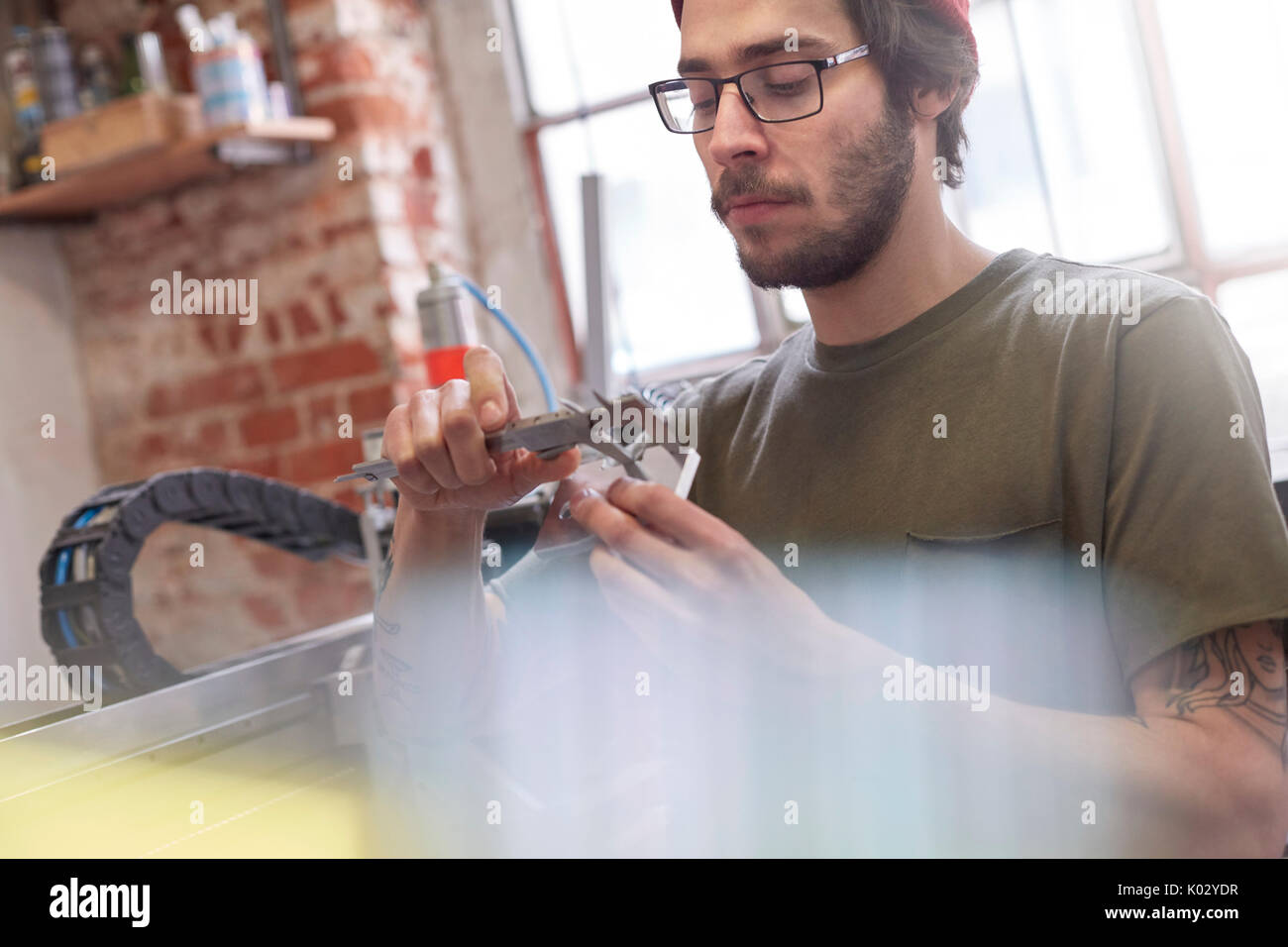 Concepteur de sexe masculin à l'aide d'étriers dans atelier Banque D'Images