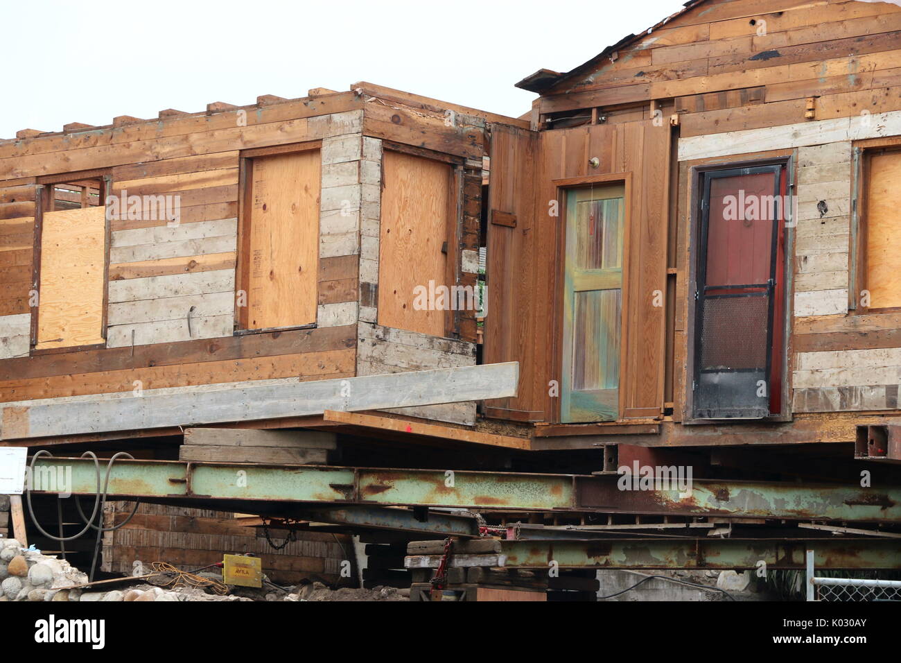 Maison à l'abandon en cours de rénovation, élevée. Banque D'Images