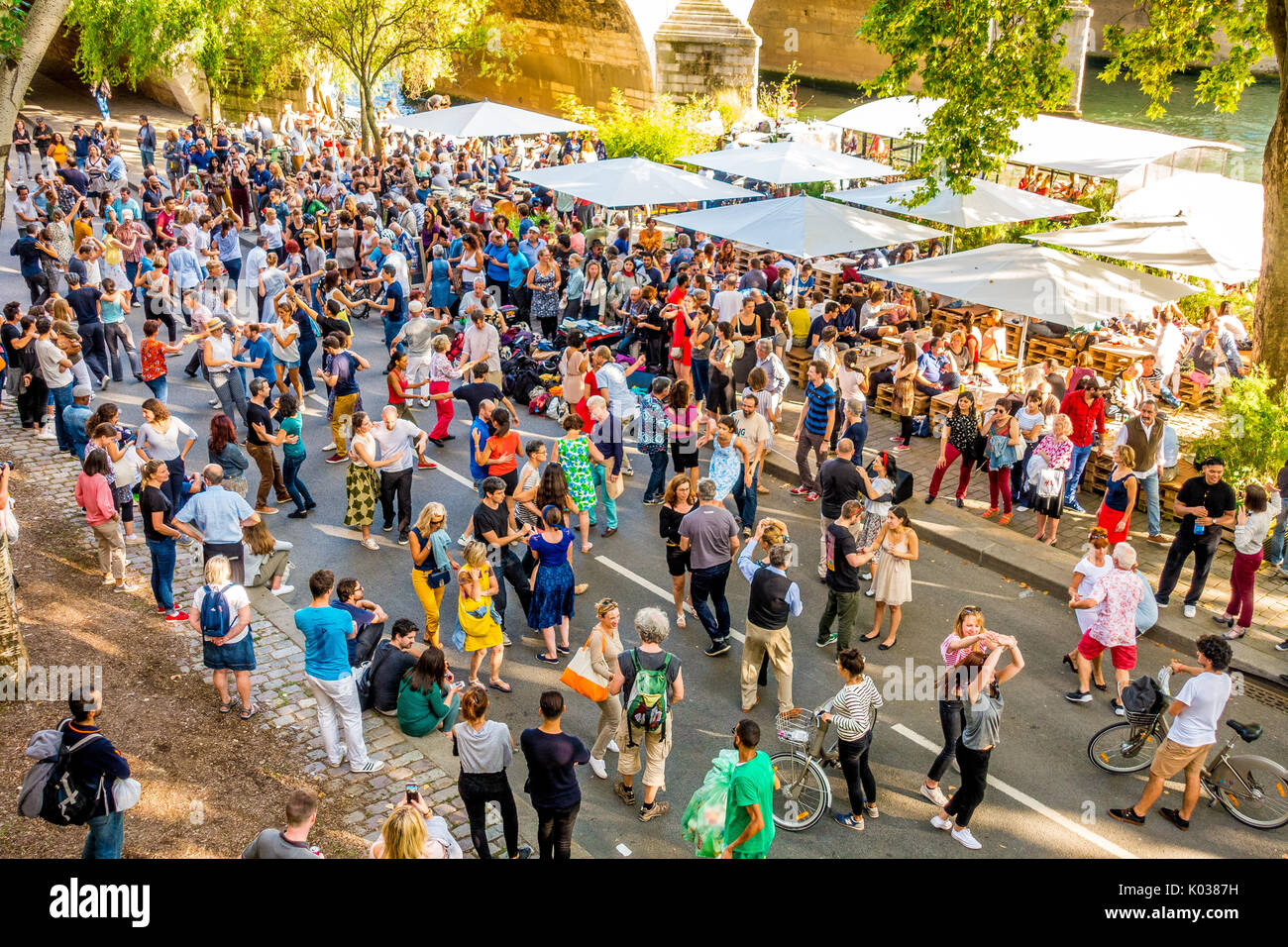 Le Paris Plages est l'endroit où les habitants et les touristes vont profiter de l'été au bord de la Seine, en particulier en fin d'après-midi et en soirée pour danser. Banque D'Images