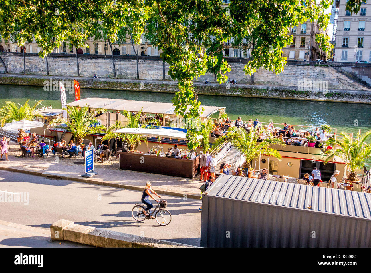 Le Paris Plages est l'endroit où les habitants et les touristes vont profiter de l'été au bord de la Seine, en particulier en fin d'après-midi et en soirée. Banque D'Images