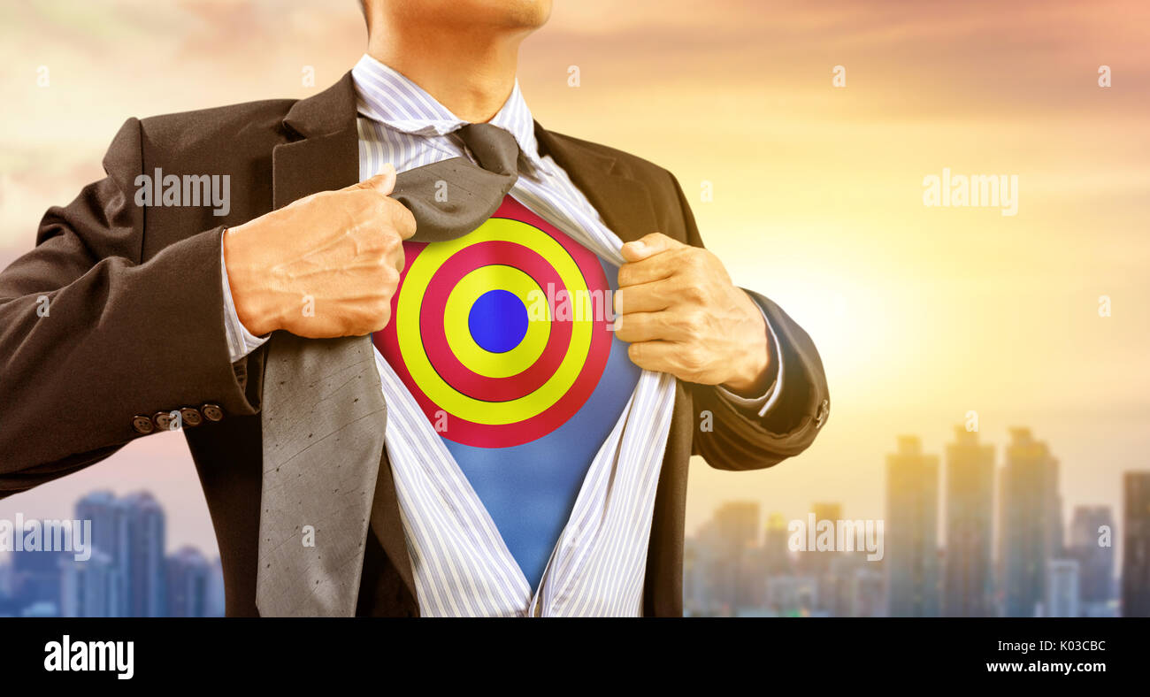 Businessman in superhero costume avec cible dart Banque D'Images