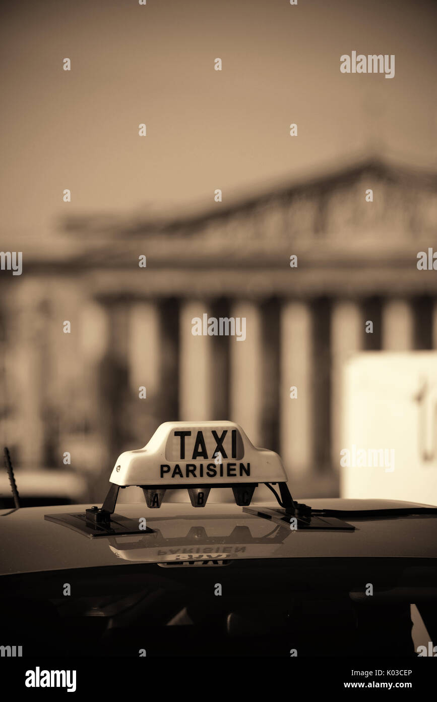Taxi sign in street à Paris Banque D'Images