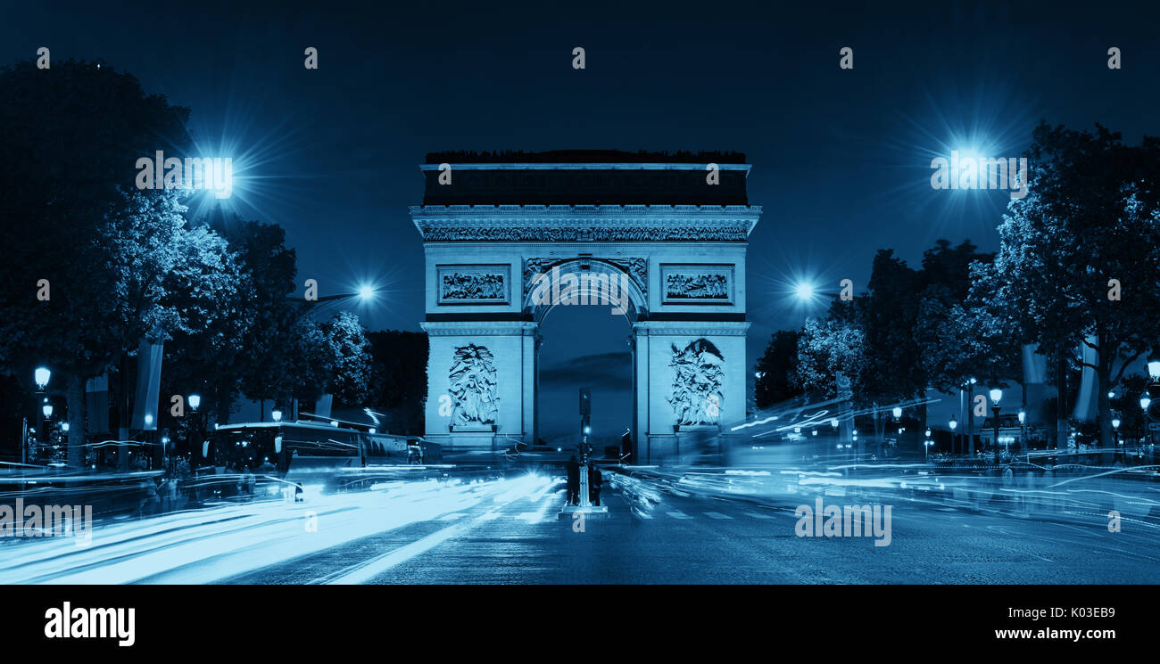 Arc de Triomphe et la rue panorama de nuit à Paris, France. Banque D'Images