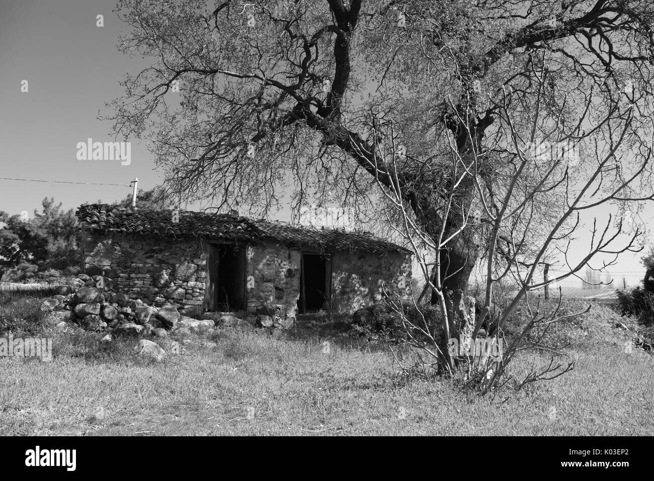 Photo en noir et blanc de la vieille maison en pierre rural Banque D'Images