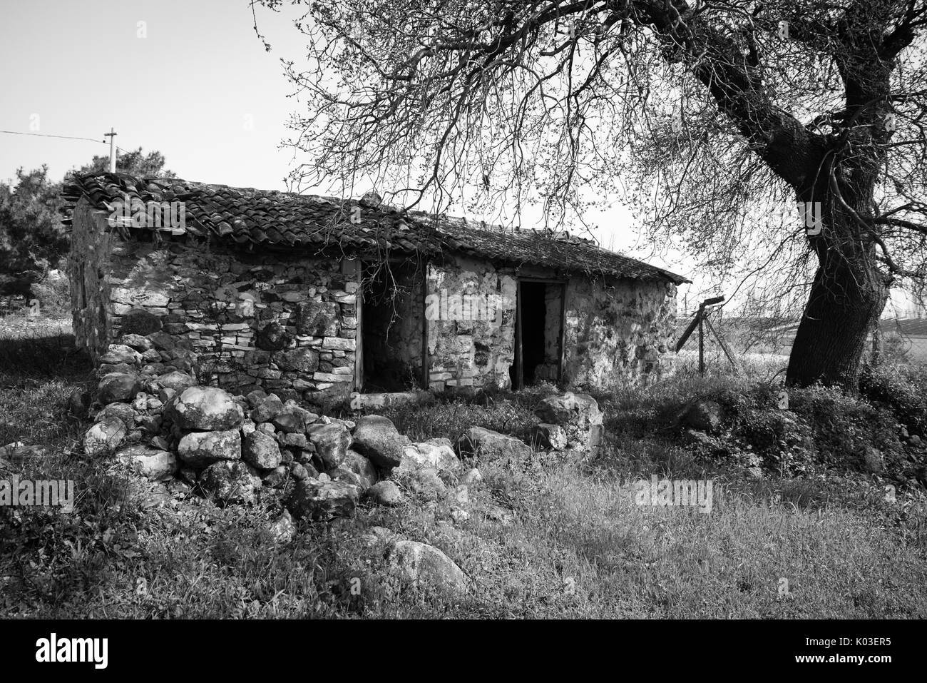 Photo en noir et blanc de la vieille maison en pierre rural Banque D'Images
