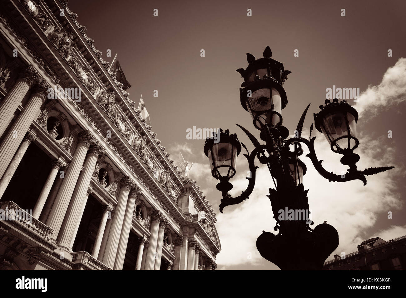 Palais Garnier avec lampe vintage vue d'une rue à Paris. Banque D'Images