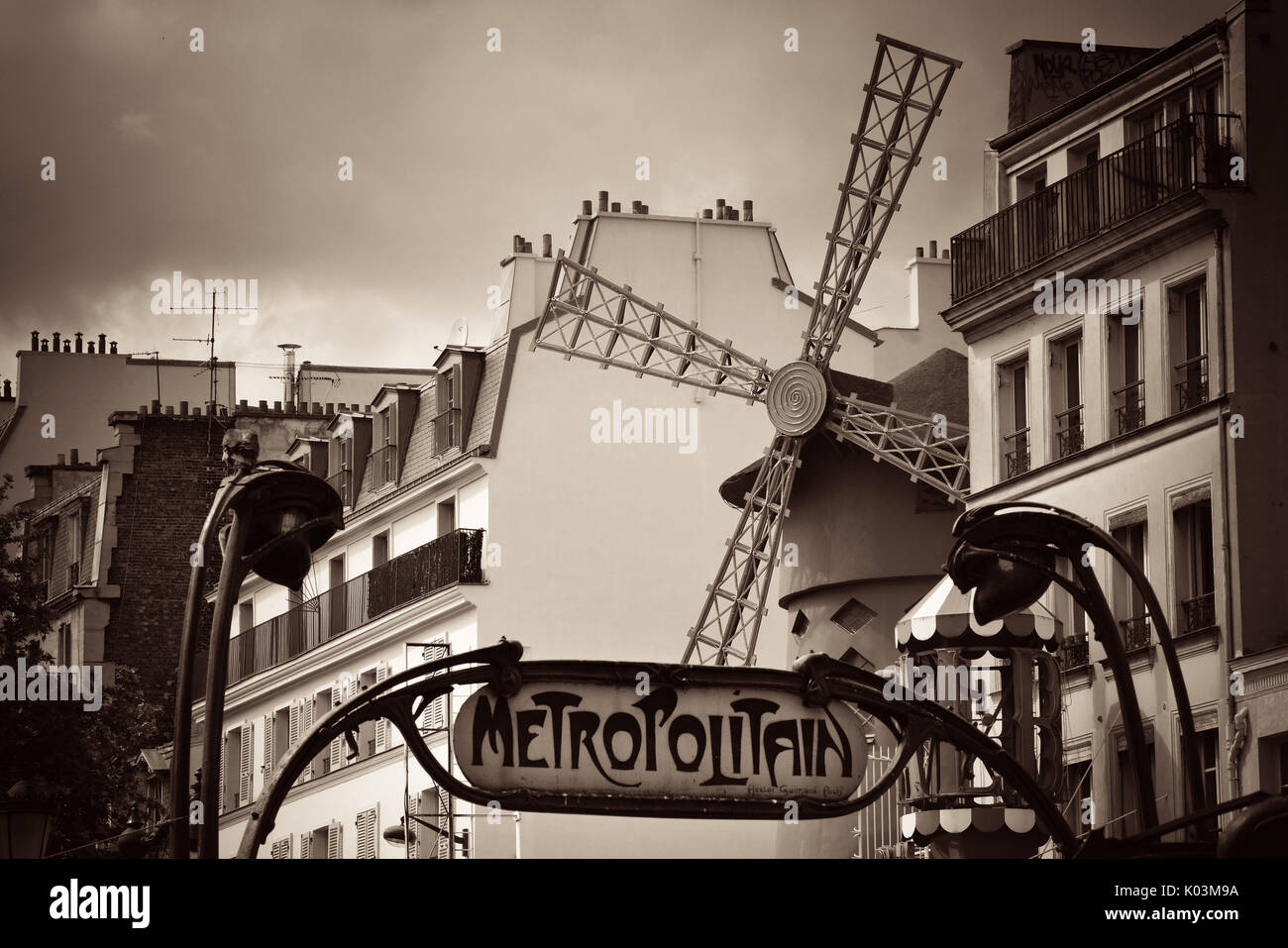 PARIS, FRANCE - Le 13 mai : la station de métro et sur la rue du Moulin Rouge le 13 mai 2015 à Paris. C'est le plus visité payé au monde avec un Banque D'Images