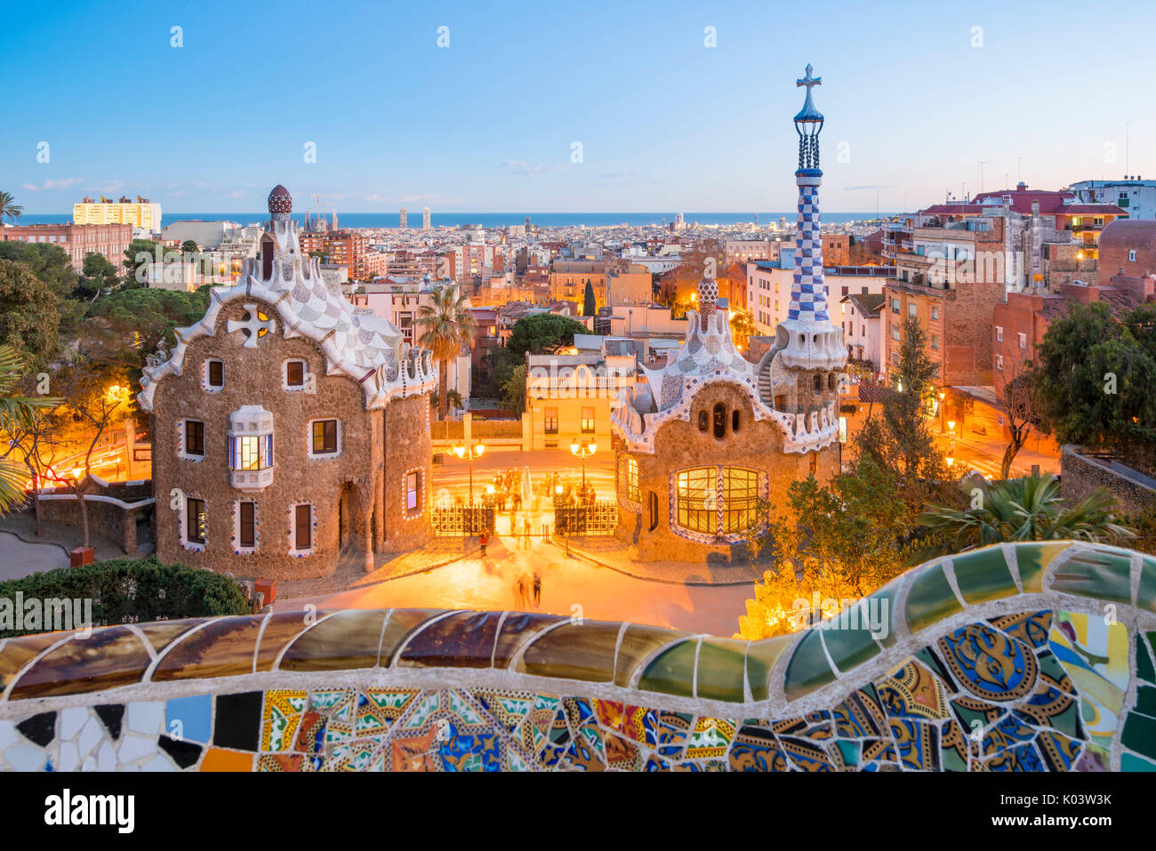 Barcelone, Catalogne, Espagne, le sud de l'Europe. L'architecture de Gaudi Antonie Parc Guell au crépuscule. Banque D'Images