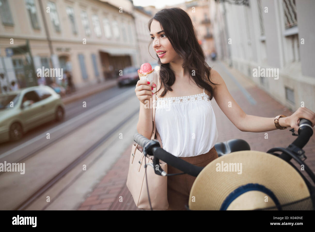 Portrait de belle jeune femme bénéficiant de temps sur location Banque D'Images