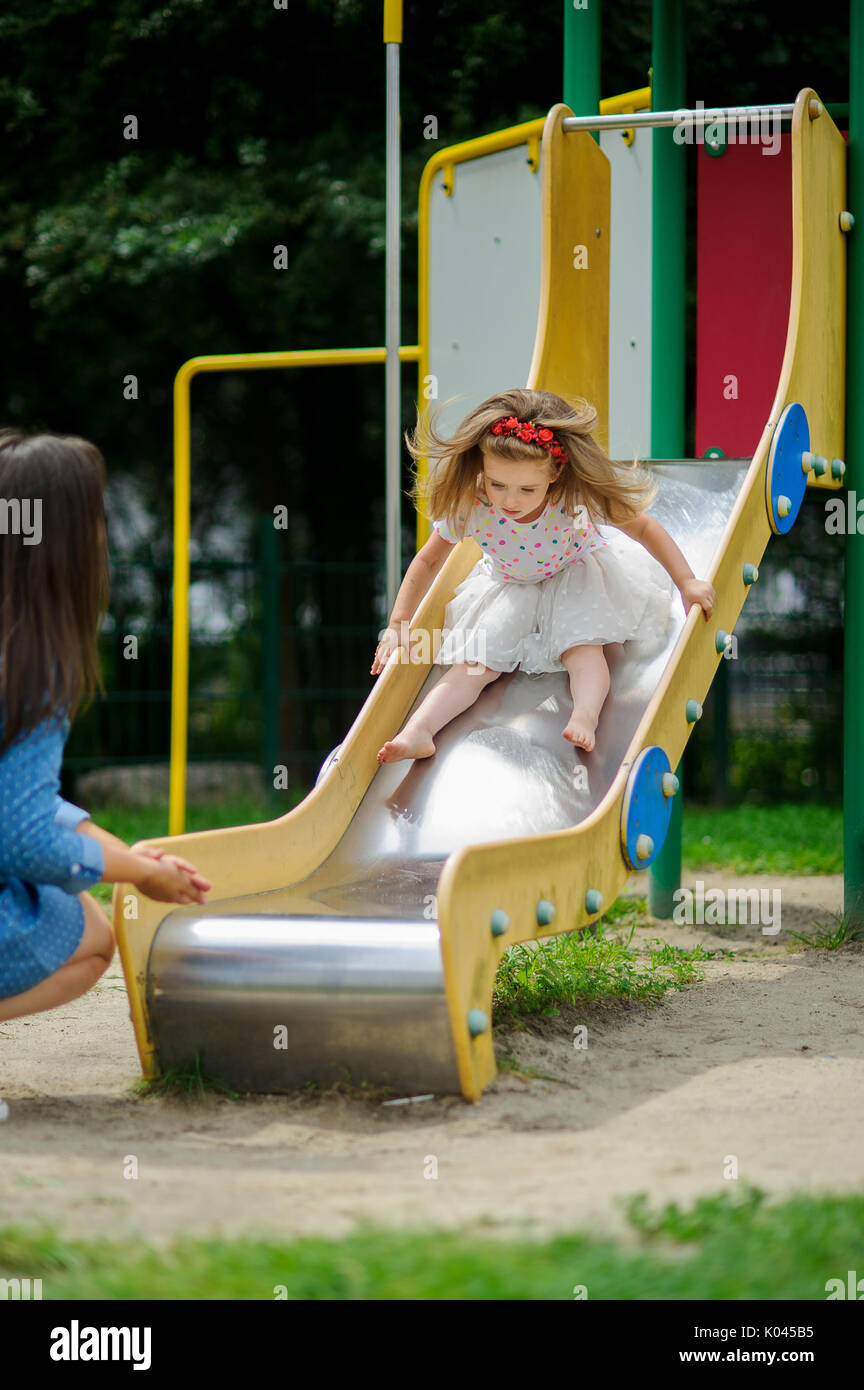 Maman Et Sa Petite Fille Jouent Sur L Aire De Jeux Bebe Charmant Glissant Sur Une Diapositive A L Aire De Jeux Cour De La Ville Serene Journee D Ete G Photo Stock Alamy Maman Et Sa Petite Fille Jouent Sur L Aire De Jeux Bebe Charmant Glissant Sur Une Diapositive A L Aire De Jeux Cour De La Ville Serene Journee D Ete G Photo Stock Alamy