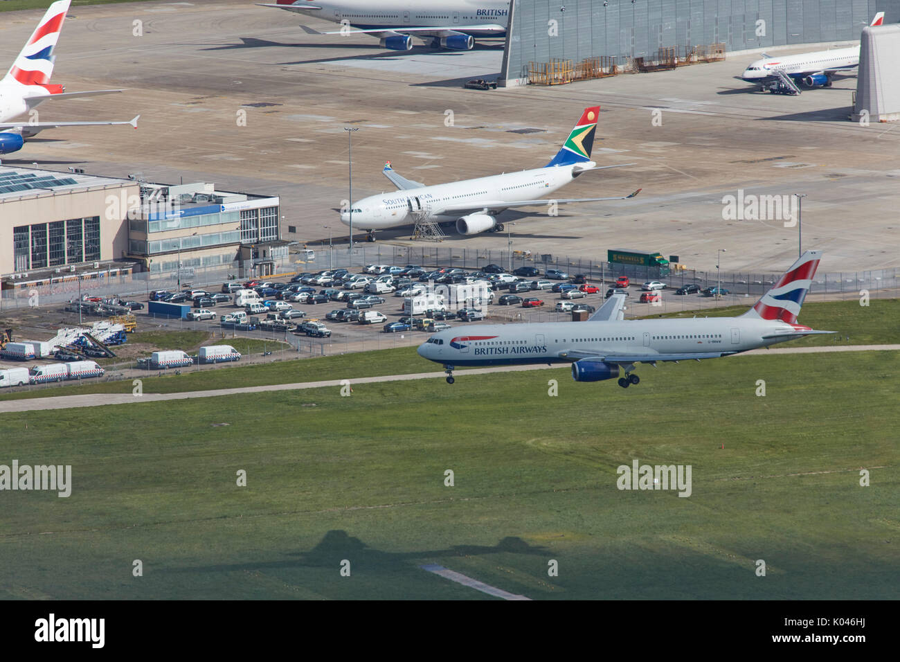 Une vue aérienne d'un avion de passagers à l'atterrissage à l'aéroport de Heathrow, Londres Banque D'Images