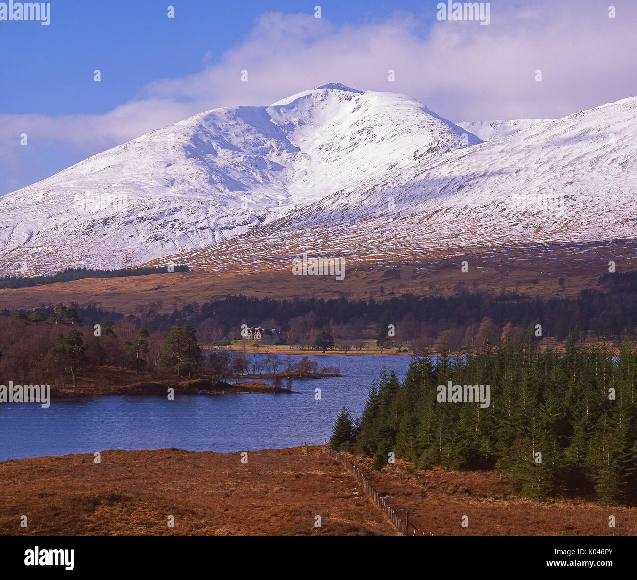 À la vue spectaculaire sur le Loch Tulla vers Ghabhar Stob, Argyll, West Highlands Banque D'Images