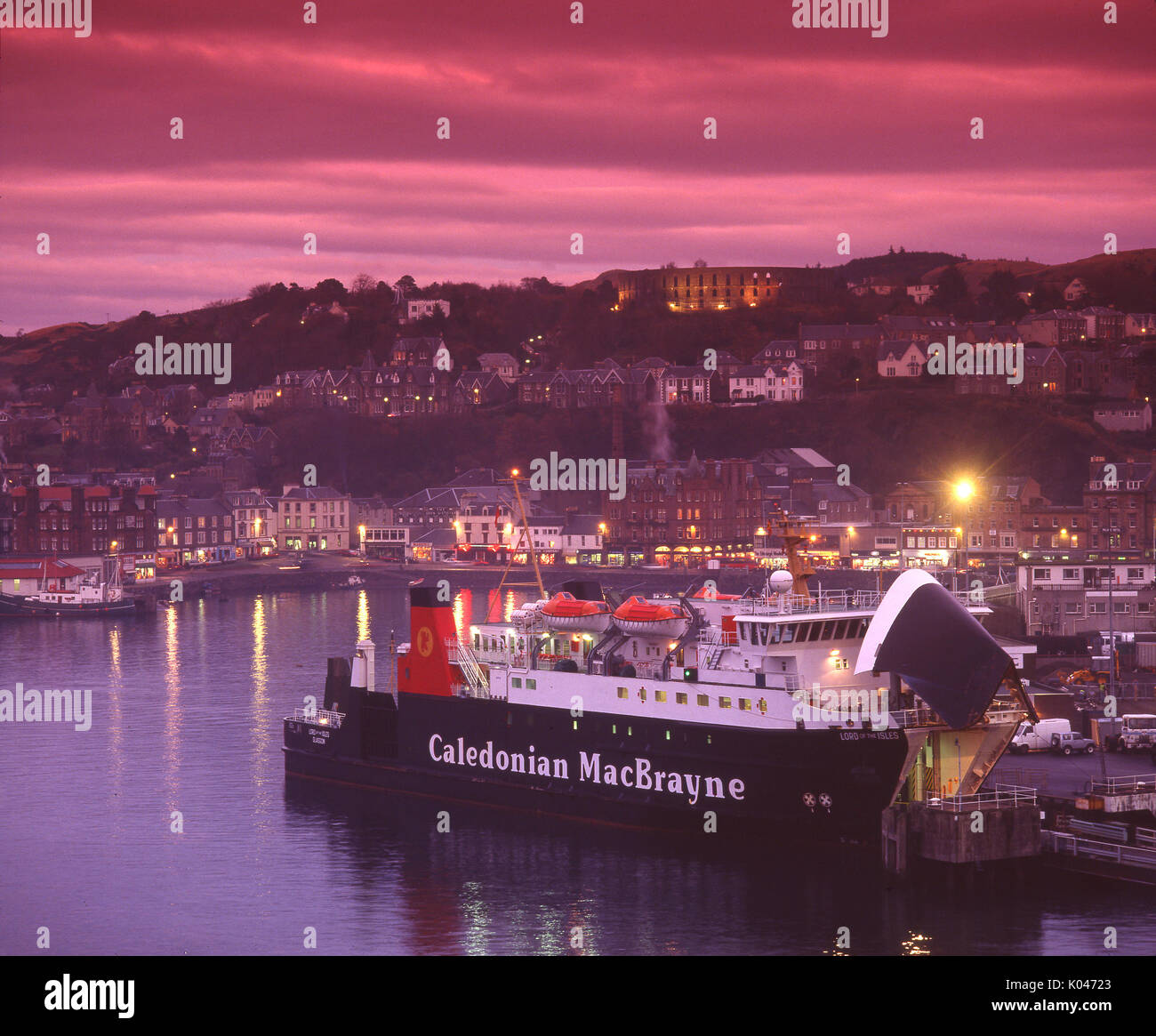 Le crépuscule tombe sur la pittoresque ville de la côte ouest et le port d'Oban Caledonian Macbrayne, avec le seigneur des îles de ferry en vue, Oban, Argyll Banque D'Images