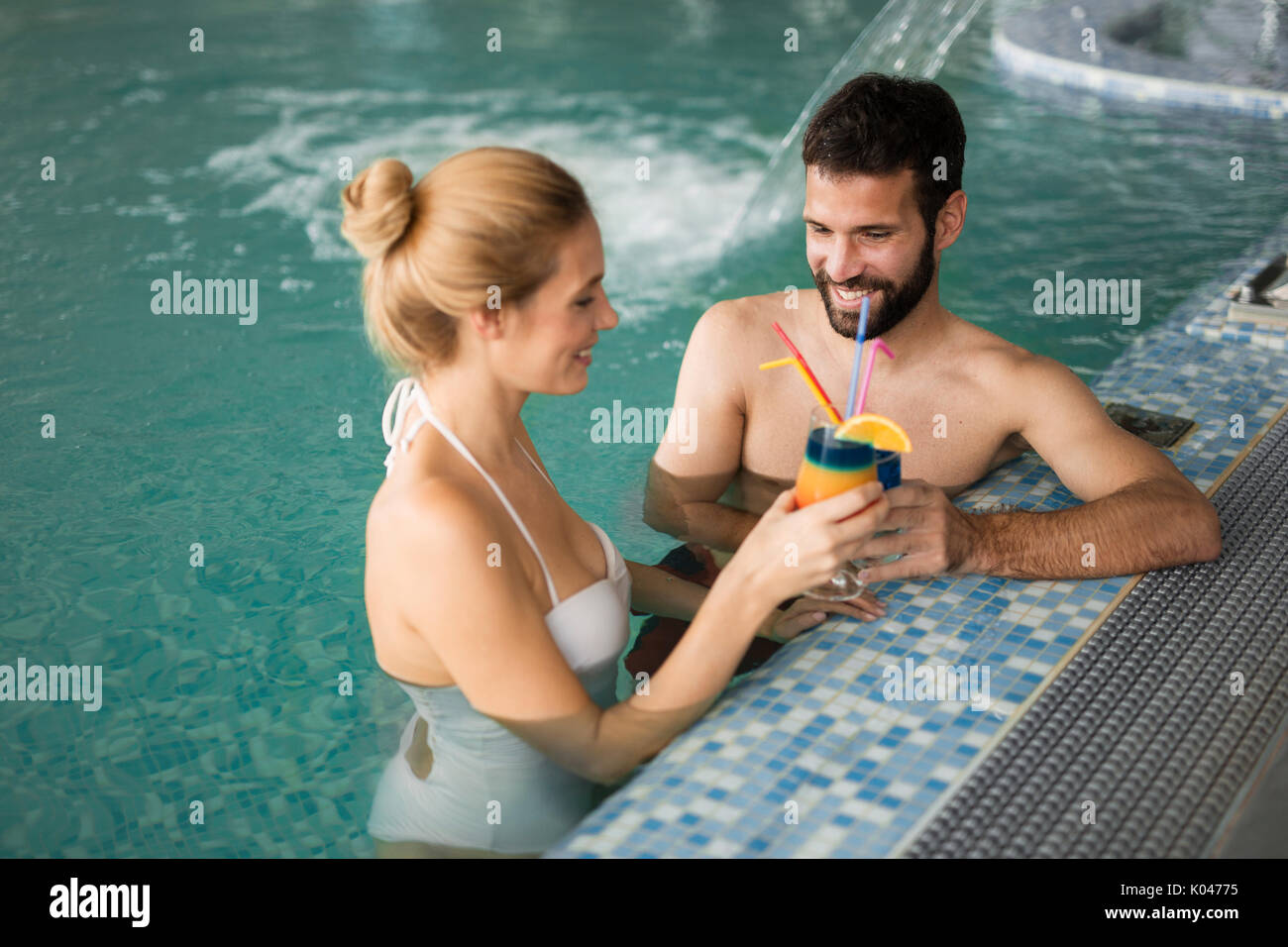 Happy happy couple relaxing in swimming pool Banque D'Images