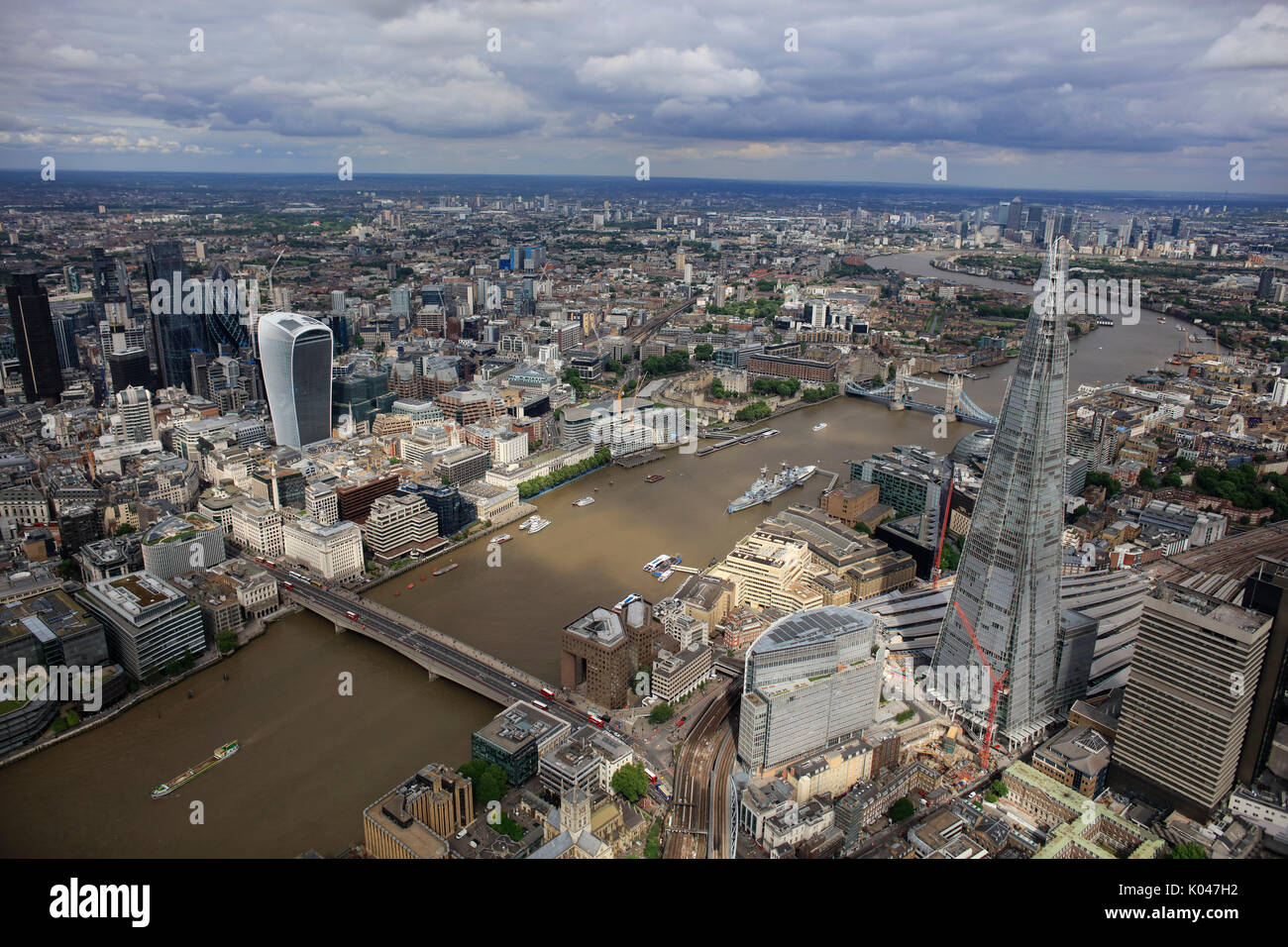 Une vue aérienne de la Tamise depuis le sud avec la ville de Londres et visibles d'échardes Banque D'Images