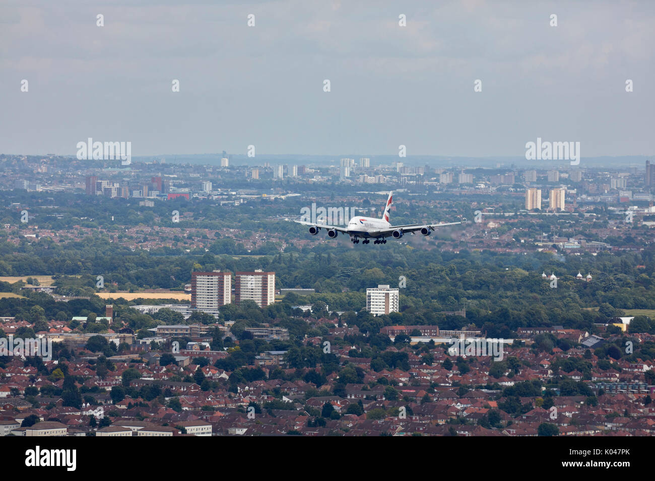 Un Airbus A380 de British Airways en approche à l'aéroport Heathrow de Londres Banque D'Images
