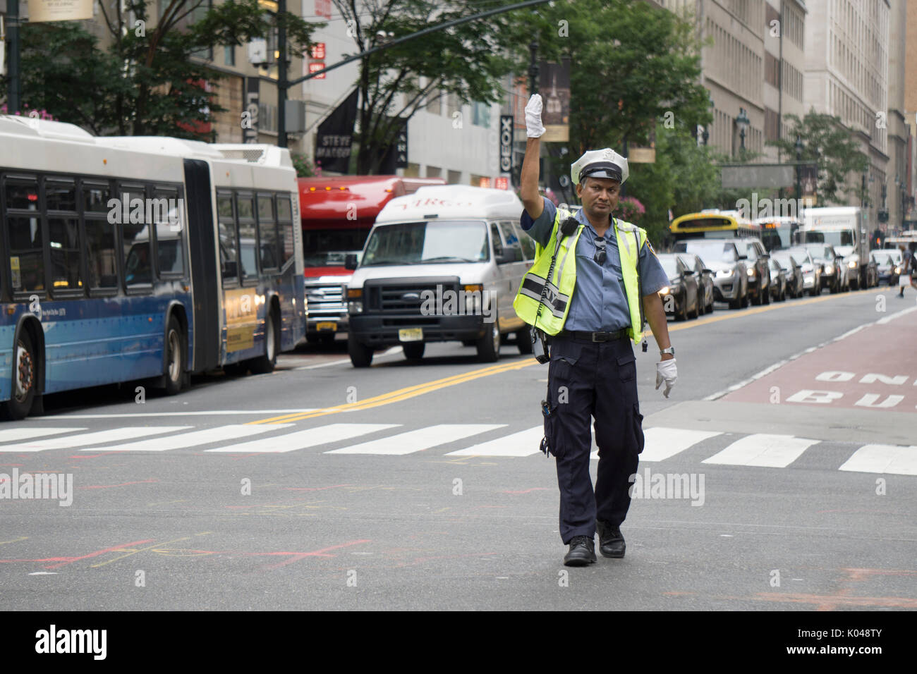 Un agent de police du Bangladesh de diriger le trafic automobile sur Broadway et la 34e Rue, Herlad Square, à Manhattan, New York City. Banque D'Images