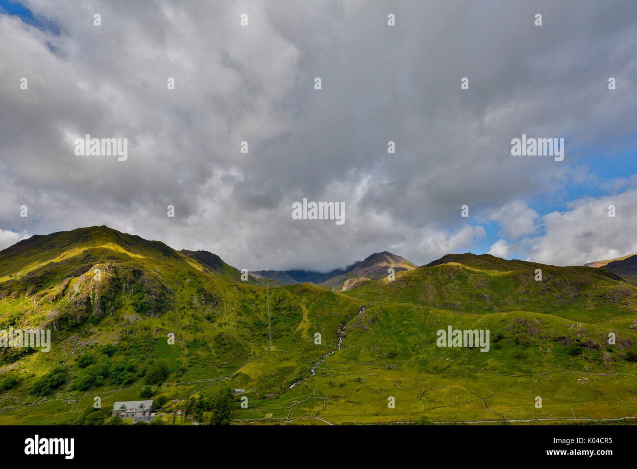 Galles Août 2017. Sur la montagne à la lumière capturée HDR. Zone de montagne Snowdon avec les routes et les maisons voisines couvertes en été par temps clair Banque D'Images