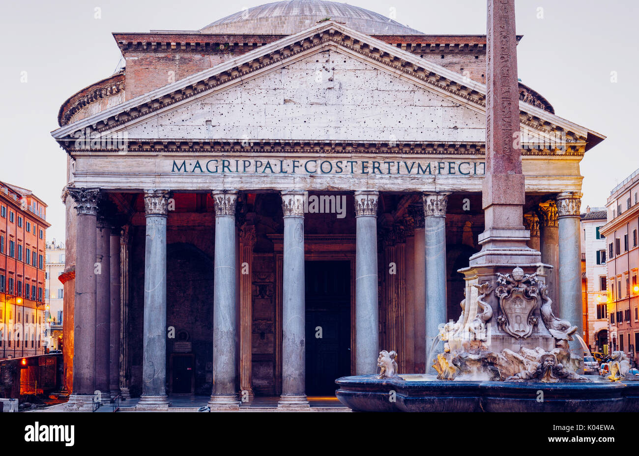 Le panthéon, ancien temple romain de tous les dieux, maintenant une église et fontaine avec obélisque à la Piazza della Rotonda. Rome, Italie Banque D'Images