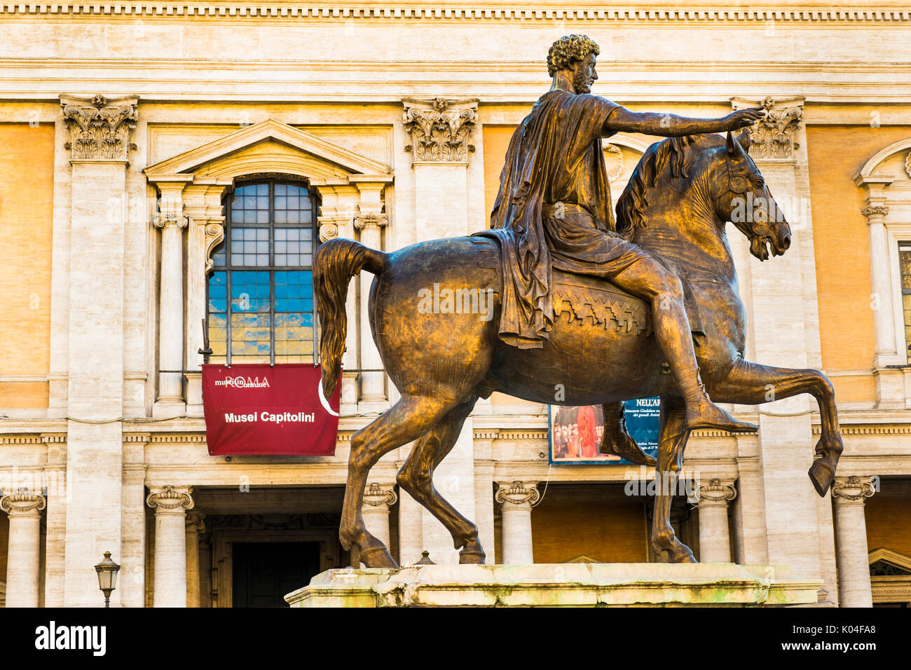 Statue équestre de Marc Aurel contre la façade du musée du Capitole Banque D'Images