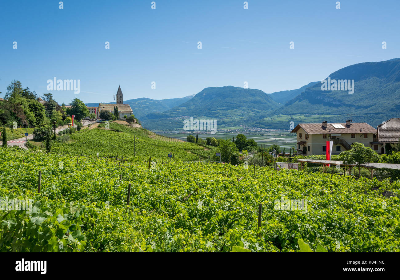 L'église du village idyllique de Cortaccia. Cortaccia s'étend sur le côté ensoleillé de la route des vins. Le Tyrol du Sud, Italie du nord. Banque D'Images