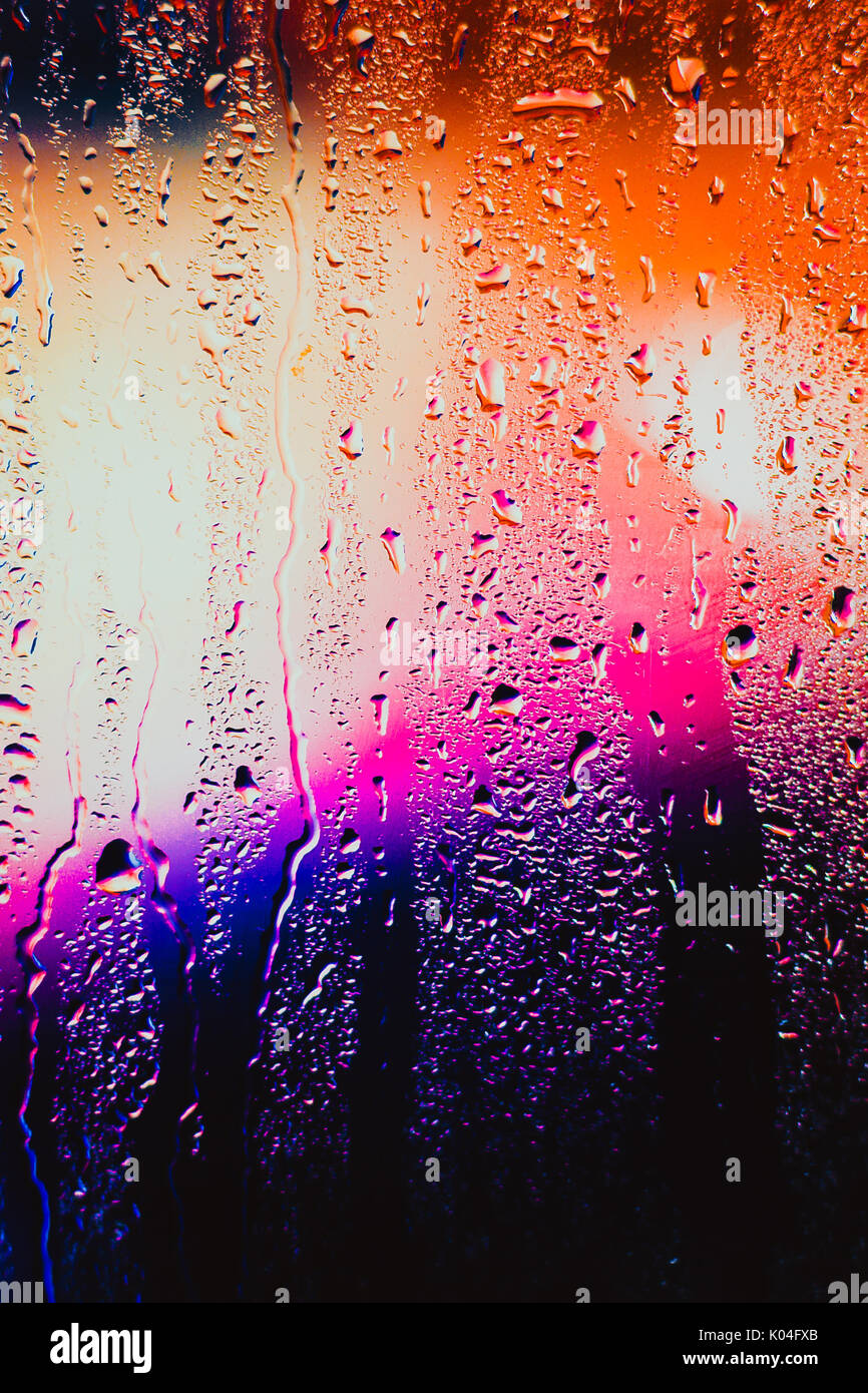 Gouttes de pluie sur un fond multicolore Banque D'Images