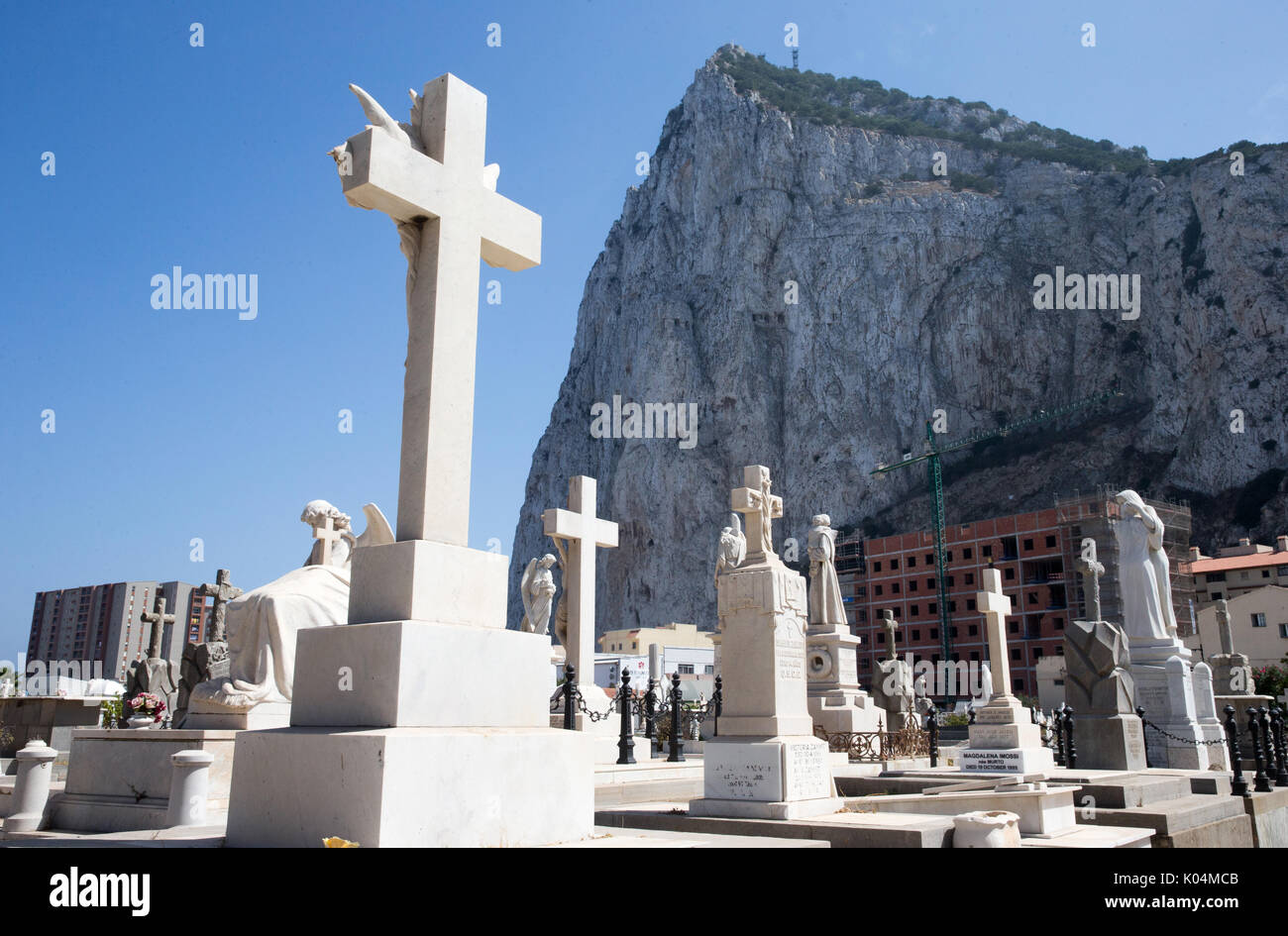 Façade nord cimetière sur Devil's Tower road, par l'aéroport sous le rocher de Gibraltar. C'est le seul cimetière toujours en usage à Gibraltar Banque D'Images