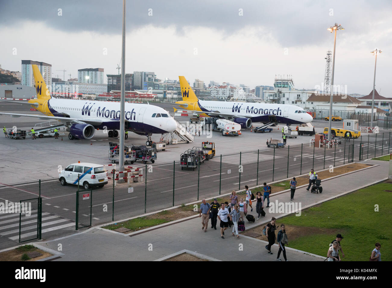 Les passagers débarquent un monarque Airbus A320-200 à l'aéroport de Gibraltar. Banque D'Images