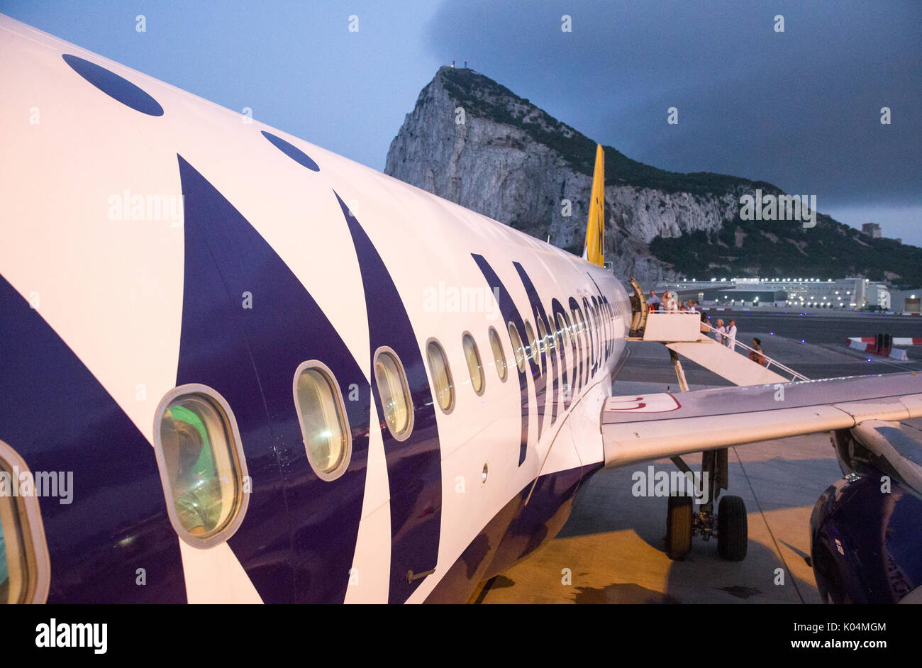 Airbus A320-200 monarque à l'aéroport de Gibraltar avec le Rocher de Gibraltar en toile Banque D'Images
