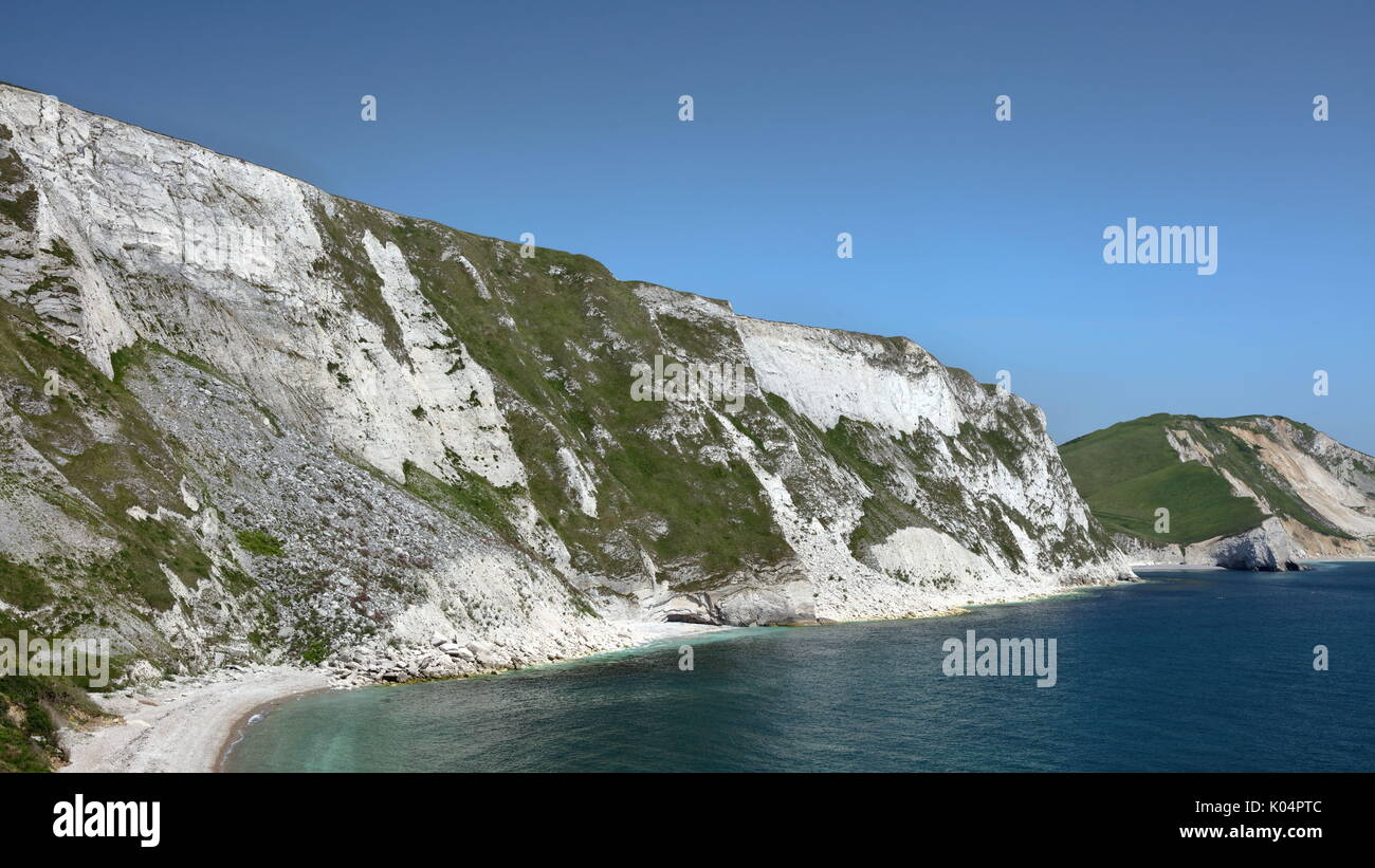 Falaise de craie en ruine avec des talus érodés mer formations cône de mupe bay vers arish mell sur la côte jurassique du Dorset, uk Banque D'Images