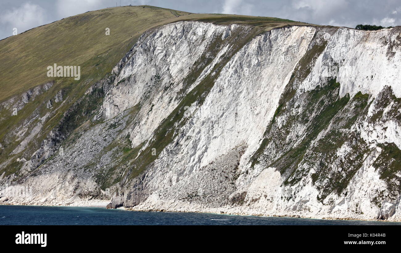 Falaise de craie en ruine avec des talus érodés mer formations cône de mupe bay vers arish mell sur la côte jurassique du Dorset, uk Banque D'Images