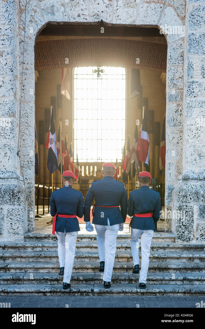 Le Colonial (colonial), Santo Domingo, République dominicaine. Les gardes de Panteon Nacional. Banque D'Images