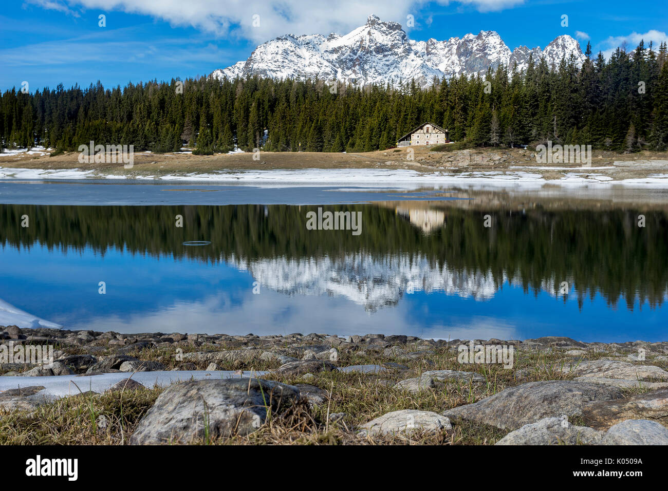 Réflexions au lac Palu durant la saison de dégel. La Valtellina Valmalenco, Italie, Banque D'Images