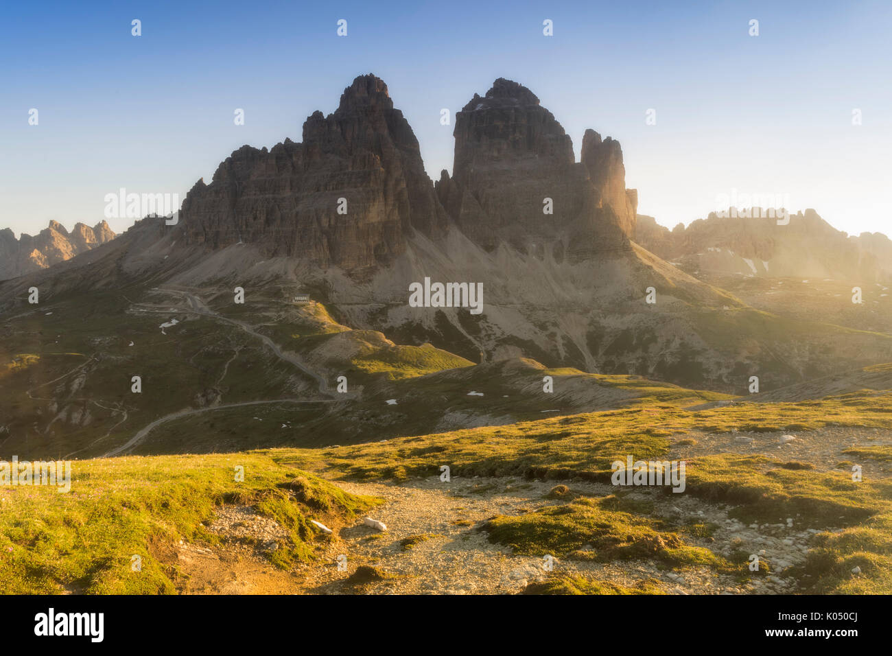 Dolomites de Sesto, Veneto, Italie. L'aube sur les trois pics de l'Bonacossa's path. Banque D'Images