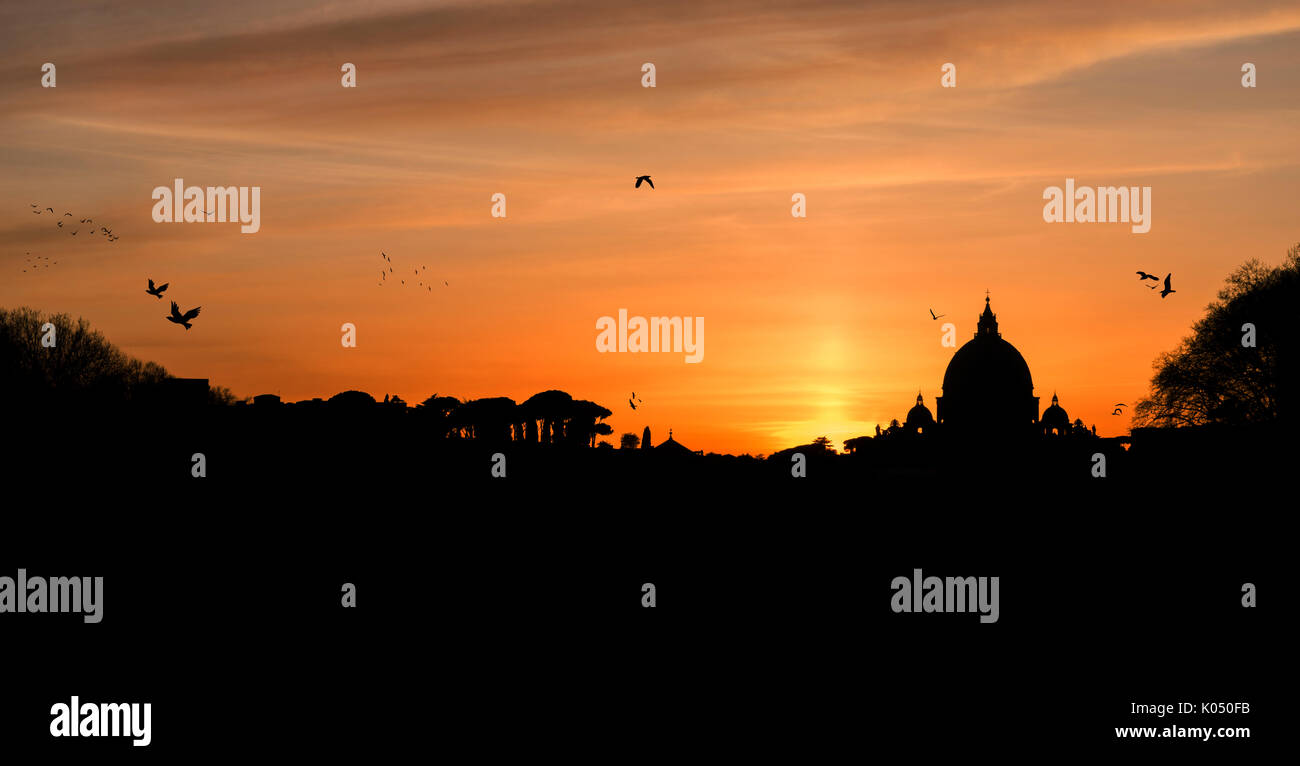 Rome, Latium, Italie. La basilique Saint Pierre au coucher du soleil en Silhouette Banque D'Images